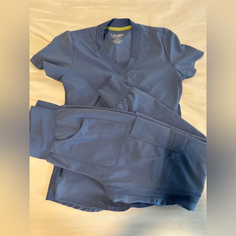 Landau Scrub set’s